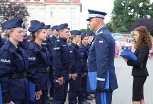Wręczenie aktów ślubowania policjantom.