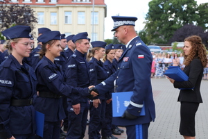 Gratulacje policjantce składane przez Komendanta policji.