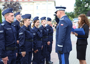 Gratulacje składane policjantom.