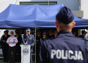 Szef policji podczas przemowy.