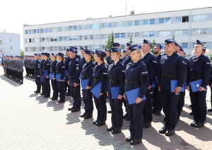 Policjanci w szeregu.