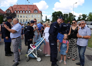 Policjant z rodziną.
