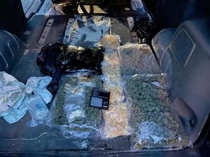 worki z narkotykami leżą na podłodze w samochodzie