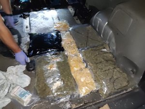 worki z narkotykami leżą rozłożone na podłodze samochodu