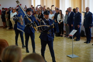 poczet sztandarowy wchodzi na salę