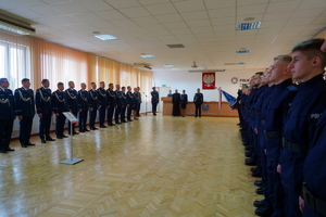 ujęcie na salę, w której stoją policjanci ustawieni w szeregu