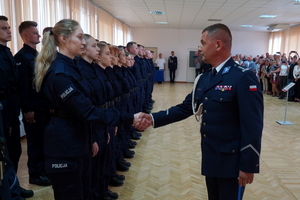 Komendant podaje rękę policjantce