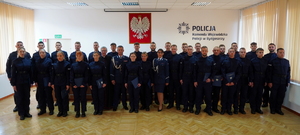 zdjęcie grupowe nowoprzyjętych policjantów i komendantów