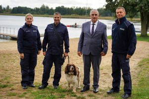 Cztery osoby z kadry kierowniczej pozują do zdjęcia