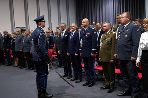 Uroczystość odznaczania policjantów i pracowników cywilnych Policji z okazji Święta Niepodległości w Urzędzie Wojewódzkim w Bydgoszczy