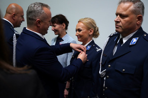 Uroczystość odznaczania policjantów i pracowników cywilnych Policji z okazji Święta Niepodległości w Urzędzie Wojewódzkim w Bydgoszczy