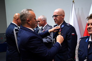 Uroczystość odznaczania policjantów i pracowników cywilnych Policji z okazji Święta Niepodległości w Urzędzie Wojewódzkim w Bydgoszczy