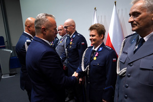 Uroczystość odznaczania policjantów i pracowników cywilnych Policji z okazji Święta Niepodległości w Urzędzie Wojewódzkim w Bydgoszczy