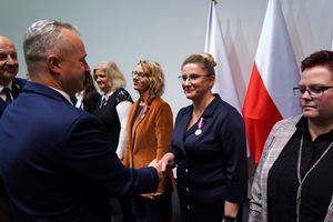 Uroczystość odznaczania policjantów i pracowników cywilnych Policji z okazji Święta Niepodległości w Urzędzie Wojewódzkim w Bydgoszczy