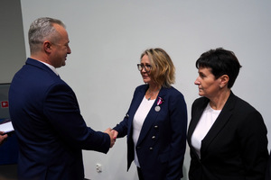 Uroczystość odznaczania policjantów i pracowników cywilnych Policji z okazji Święta Niepodległości w Urzędzie Wojewódzkim w Bydgoszczy