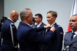Uroczystość odznaczania policjantów i pracowników cywilnych Policji z okazji Święta Niepodległości w Urzędzie Wojewódzkim w Bydgoszczy