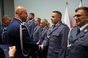 Uroczystość odznaczania policjantów i pracowników cywilnych Policji z okazji Święta Niepodległości w Urzędzie Wojewódzkim w Bydgoszczy