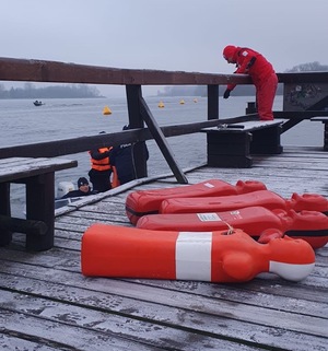 widok na manekiny leżące na pomoście
