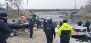 widok na uczestników szkolenia stojących nad brzegiem jeziora
