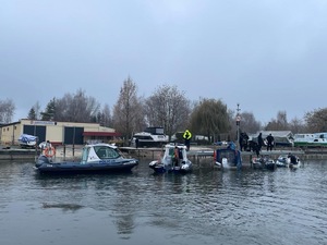 widok na  łodzie przycumowane do pomostu