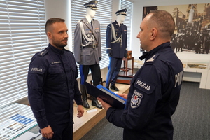 Gratulacje dla toruńskiego policjanta za uratowanie życia młodej dziewczynie