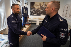 Gratulacje dla toruńskiego policjanta za uratowanie życia młodej dziewczynie