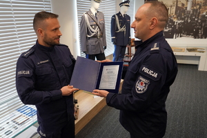 Gratulacje dla toruńskiego policjanta za uratowanie życia młodej dziewczynie