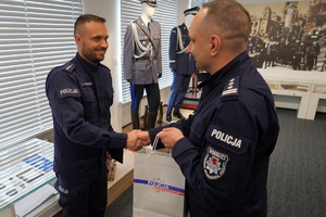 Gratulacje dla toruńskiego policjanta za uratowanie życia młodej dziewczynie