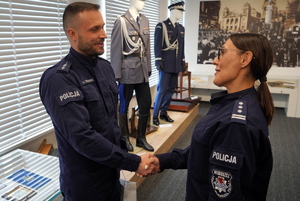 Gratulacje dla toruńskiego policjanta za uratowanie życia młodej dziewczynie