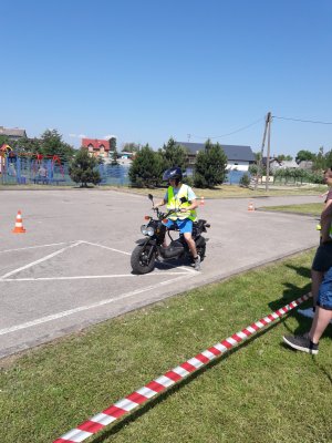 zawodnik jadący motorowerem pokonuje przeszkody podczas XXIII Finału Ogólnopolskiego Turnieju Motoryzacyjnego