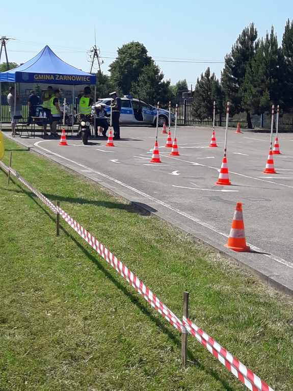 rozstawione na placu pachołki oraz inne przeszkody podczas XXIII Finału Ogólnopolskiego Turnieju Motoryzacyjnego