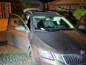 Czerwone audi zamienili na skodę. Policjanci z samochodówki byli już jednak na ich tropie