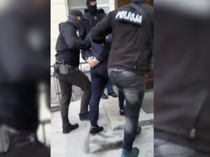 Czerwone audi zamienili na skodę. Policjanci z samochodówki byli już jednak na ich tropie