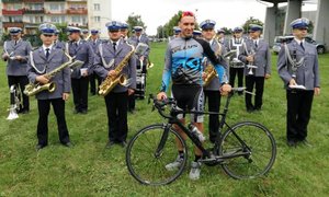 Nasz zwycięzca razem z policyjną orkiestrą, fot. ŻTC Bike Race