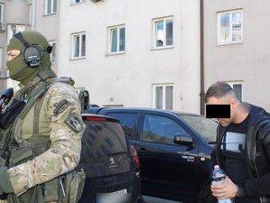 Policjant SPAP-u z zatrzymanym mężczyzną