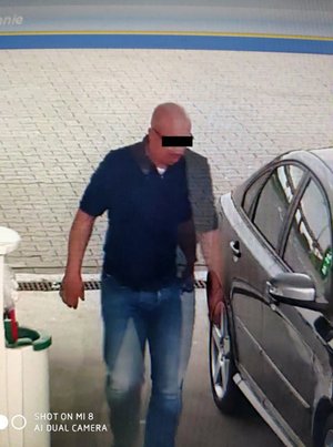 Zdjęcia zatrzymanego mężczyzny z monitoringu