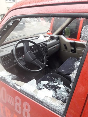Wybita szyba w wozie bojowym straży pożarnej
