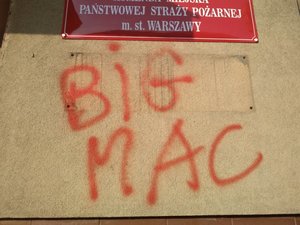 Zniszczona elewacja budynku straży pożarnej