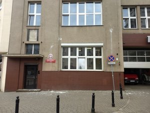 Zniszczona elewacja budynku straży pożarnej