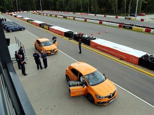 Kurs doskonalący technikę jazdy samochodem osobowym