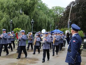 Uroczyste obchody 100. rocznicy powołania Policji Państwowej w Garnizonie Stołecznym. 17 lipca 2019 roku. Uroczystość pod honorowym patronatem Ministra Spraw Wewnętrznych i Administracji Pani Elżbiety Witek. W obchodach uczestniczył Wiceminister SWiA Pan Jarosław Zieliński. Komendę Główną Policji reprezentował Zastępca Komendanta Głównego Policji nadinspektor Kamil Bracha. W uroczystym apelu udział brało kierownictwo Komendy Stołecznej Policji na czele z Szefem warszawskich policjantów - nadinspektorem Pawłem Dobrodziejem, a także policjanci, policjantki i pracownicy cywilni KSP.