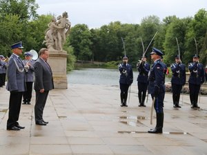 Uroczyste obchody 100. rocznicy powołania Policji Państwowej w Garnizonie Stołecznym. 17 lipca 2019 roku. Uroczystość pod honorowym patronatem Ministra Spraw Wewnętrznych i Administracji Pani Elżbiety Witek. W obchodach uczestniczył Wiceminister SWiA Pan Jarosław Zieliński. Komendę Główną Policji reprezentował Zastępca Komendanta Głównego Policji nadinspektor Kamil Bracha. W uroczystym apelu udział brało kierownictwo Komendy Stołecznej Policji na czele z Szefem warszawskich policjantów - nadinspektorem Pawłem Dobrodziejem, a także policjanci, policjantki i pracownicy cywilni KSP.
