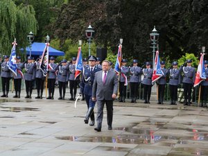 Uroczyste obchody 100. rocznicy powołania Policji Państwowej w Garnizonie Stołecznym. 17 lipca 2019 roku. Uroczystość pod honorowym patronatem Ministra Spraw Wewnętrznych i Administracji Pani Elżbiety Witek. W obchodach uczestniczył Wiceminister SWiA Pan Jarosław Zieliński. Komendę Główną Policji reprezentował Zastępca Komendanta Głównego Policji nadinspektor Kamil Bracha. W uroczystym apelu udział brało kierownictwo Komendy Stołecznej Policji na czele z Szefem warszawskich policjantów - nadinspektorem Pawłem Dobrodziejem, a także policjanci, policjantki i pracownicy cywilni KSP.