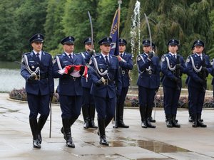 Uroczyste obchody 100. rocznicy powołania Policji Państwowej w Garnizonie Stołecznym. 17 lipca 2019 roku. Uroczystość pod honorowym patronatem Ministra Spraw Wewnętrznych i Administracji Pani Elżbiety Witek. W obchodach uczestniczył Wiceminister SWiA Pan Jarosław Zieliński. Komendę Główną Policji reprezentował Zastępca Komendanta Głównego Policji nadinspektor Kamil Bracha. W uroczystym apelu udział brało kierownictwo Komendy Stołecznej Policji na czele z Szefem warszawskich policjantów - nadinspektorem Pawłem Dobrodziejem, a także policjanci, policjantki i pracownicy cywilni KSP.