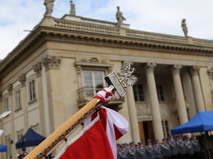 Uroczyste obchody 100. rocznicy powołania Policji Państwowej w Garnizonie Stołecznym. 17 lipca 2019 roku. Uroczystość pod honorowym patronatem Ministra Spraw Wewnętrznych i Administracji Pani Elżbiety Witek. W obchodach uczestniczył Wiceminister SWiA Pan Jarosław Zieliński. Komendę Główną Policji reprezentował Zastępca Komendanta Głównego Policji nadinspektor Kamil Bracha. W uroczystym apelu udział brało kierownictwo Komendy Stołecznej Policji na czele z Szefem warszawskich policjantów - nadinspektorem Pawłem Dobrodziejem, a także policjanci, policjantki i pracownicy cywilni KSP.