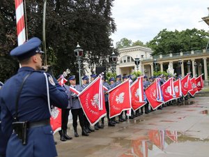 Uroczyste obchody 100. rocznicy powołania Policji Państwowej w Garnizonie Stołecznym. 17 lipca 2019 roku. Uroczystość pod honorowym patronatem Ministra Spraw Wewnętrznych i Administracji Pani Elżbiety Witek. W obchodach uczestniczył Wiceminister SWiA Pan Jarosław Zieliński. Komendę Główną Policji reprezentował Zastępca Komendanta Głównego Policji nadinspektor Kamil Bracha. W uroczystym apelu udział brało kierownictwo Komendy Stołecznej Policji na czele z Szefem warszawskich policjantów - nadinspektorem Pawłem Dobrodziejem, a także policjanci, policjantki i pracownicy cywilni KSP.