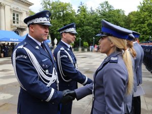 Uroczyste obchody 100. rocznicy powołania Policji Państwowej w Garnizonie Stołecznym. 17 lipca 2019 roku. Uroczystość pod honorowym patronatem Ministra Spraw Wewnętrznych i Administracji Pani Elżbiety Witek. W obchodach uczestniczył Wiceminister SWiA Pan Jarosław Zieliński. Komendę Główną Policji reprezentował Zastępca Komendanta Głównego Policji nadinspektor Kamil Bracha. W uroczystym apelu udział brało kierownictwo Komendy Stołecznej Policji na czele z Szefem warszawskich policjantów - nadinspektorem Pawłem Dobrodziejem, a także policjanci, policjantki i pracownicy cywilni KSP.