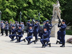 Uroczyste obchody 100. rocznicy powołania Policji Państwowej w Garnizonie Stołecznym. 17 lipca 2019 roku. Uroczystość pod honorowym patronatem Ministra Spraw Wewnętrznych i Administracji Pani Elżbiety Witek. W obchodach uczestniczył Wiceminister SWiA Pan Jarosław Zieliński. Komendę Główną Policji reprezentował Zastępca Komendanta Głównego Policji nadinspektor Kamil Bracha. W uroczystym apelu udział brało kierownictwo Komendy Stołecznej Policji na czele z Szefem warszawskich policjantów - nadinspektorem Pawłem Dobrodziejem, a także policjanci, policjantki i pracownicy cywilni KSP.