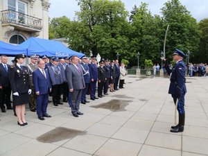 Uroczyste obchody 100. rocznicy powołania Policji Państwowej w Garnizonie Stołecznym. 17 lipca 2019 roku. Uroczystość pod honorowym patronatem Ministra Spraw Wewnętrznych i Administracji Pani Elżbiety Witek. W obchodach uczestniczył Wiceminister SWiA Pan Jarosław Zieliński. Komendę Główną Policji reprezentował Zastępca Komendanta Głównego Policji nadinspektor Kamil Bracha. W uroczystym apelu udział brało kierownictwo Komendy Stołecznej Policji na czele z Szefem warszawskich policjantów - nadinspektorem Pawłem Dobrodziejem, a także policjanci, policjantki i pracownicy cywilni KSP.