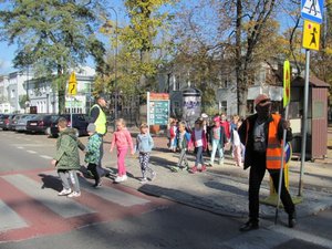 Policjant podczas zajęć profilaktycznych z dziećmi ze szkoły podstawowej